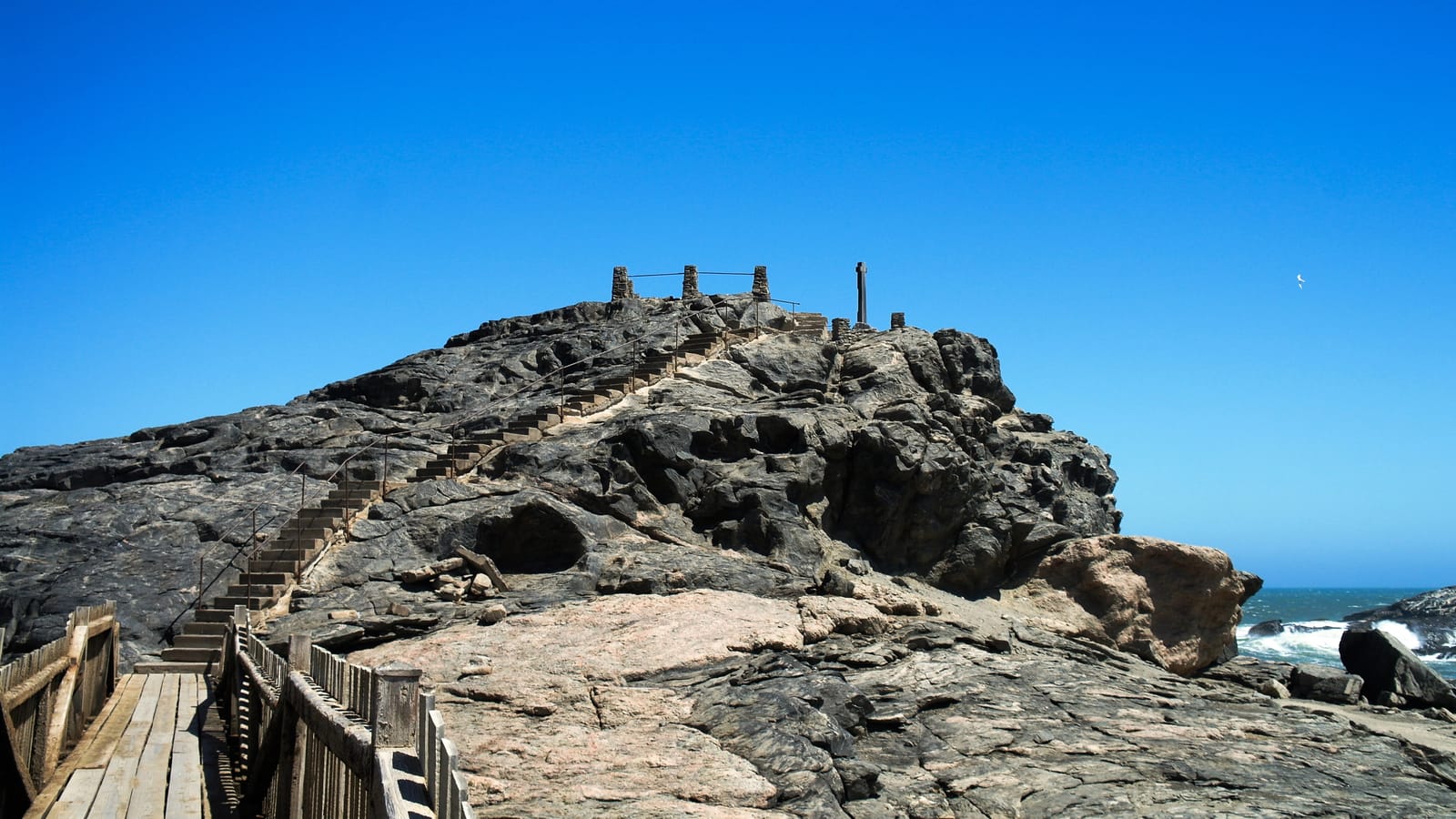 Felskuppe am Diaz Point mit steinerner Treppe und Holzsteg, oben das Steinkreuz; der Steg ist seit 2014 zerstört