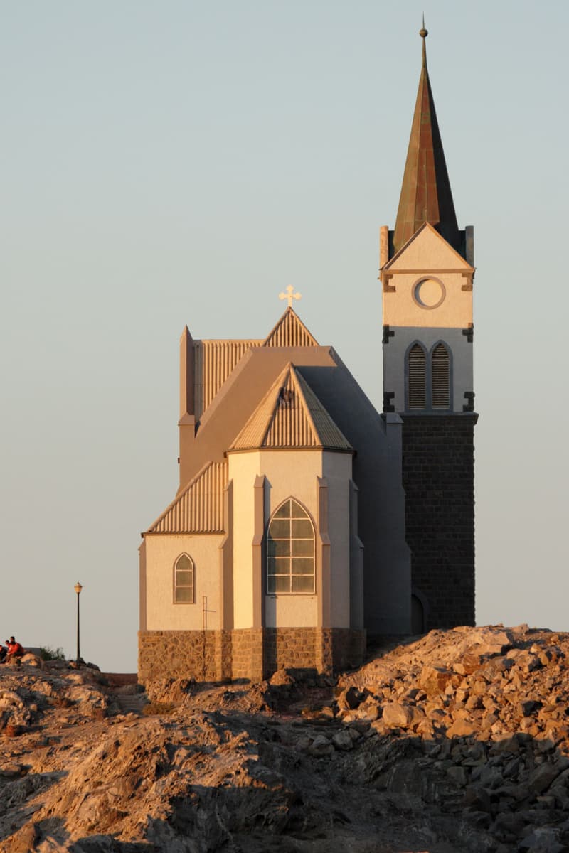 Die Felsenkirche mit spitzem Turm im warmen Abendlicht auf einem Granitfelsen