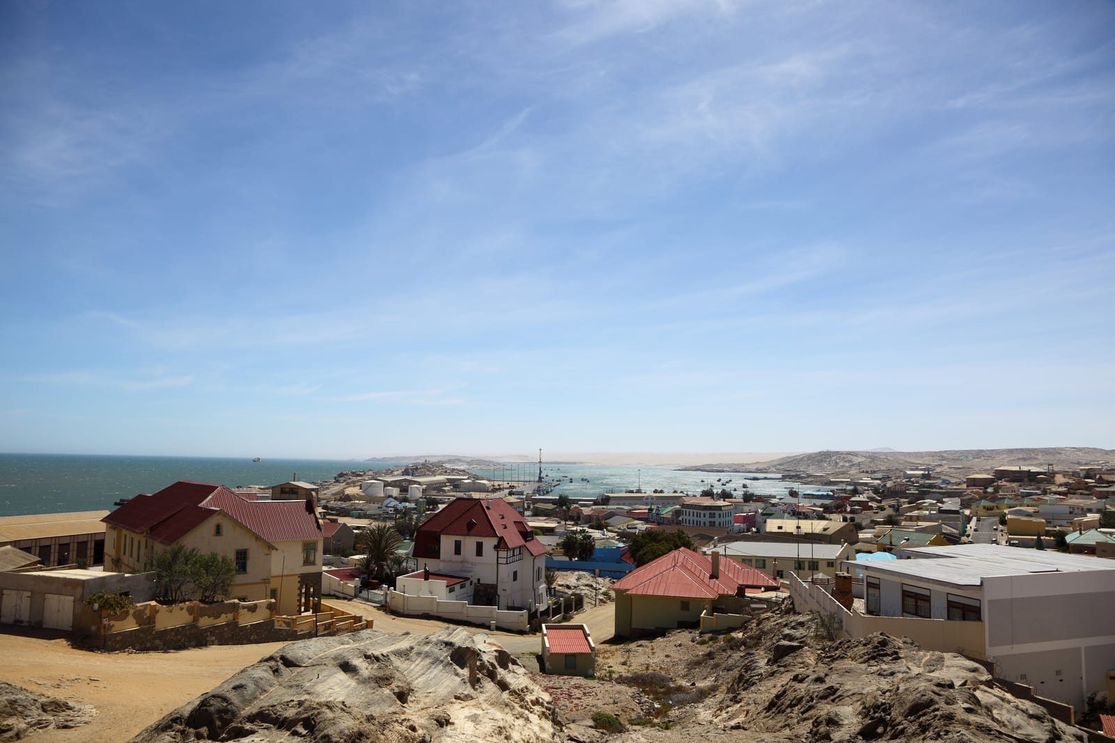 Blick über rote Dächer auf den Hafen und die Bucht von Lüderitz