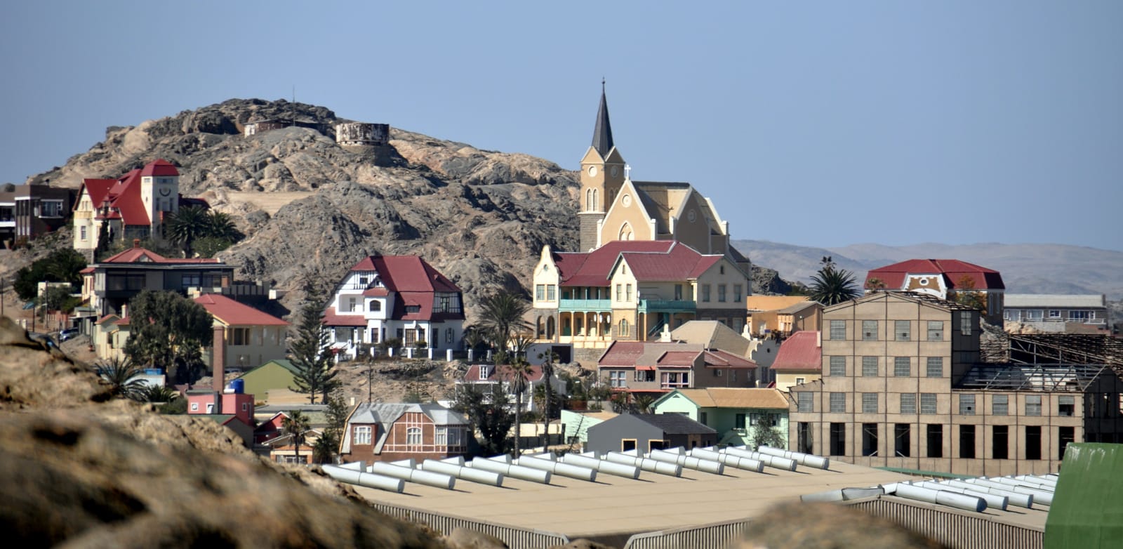 Altstadt von Lüderitz am Diamantberg mit der Felsenkirche und Villen, vorn Hafengebäude